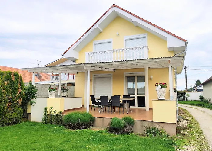 Modern & Cozy House With 3 Bed Rooms And Garden