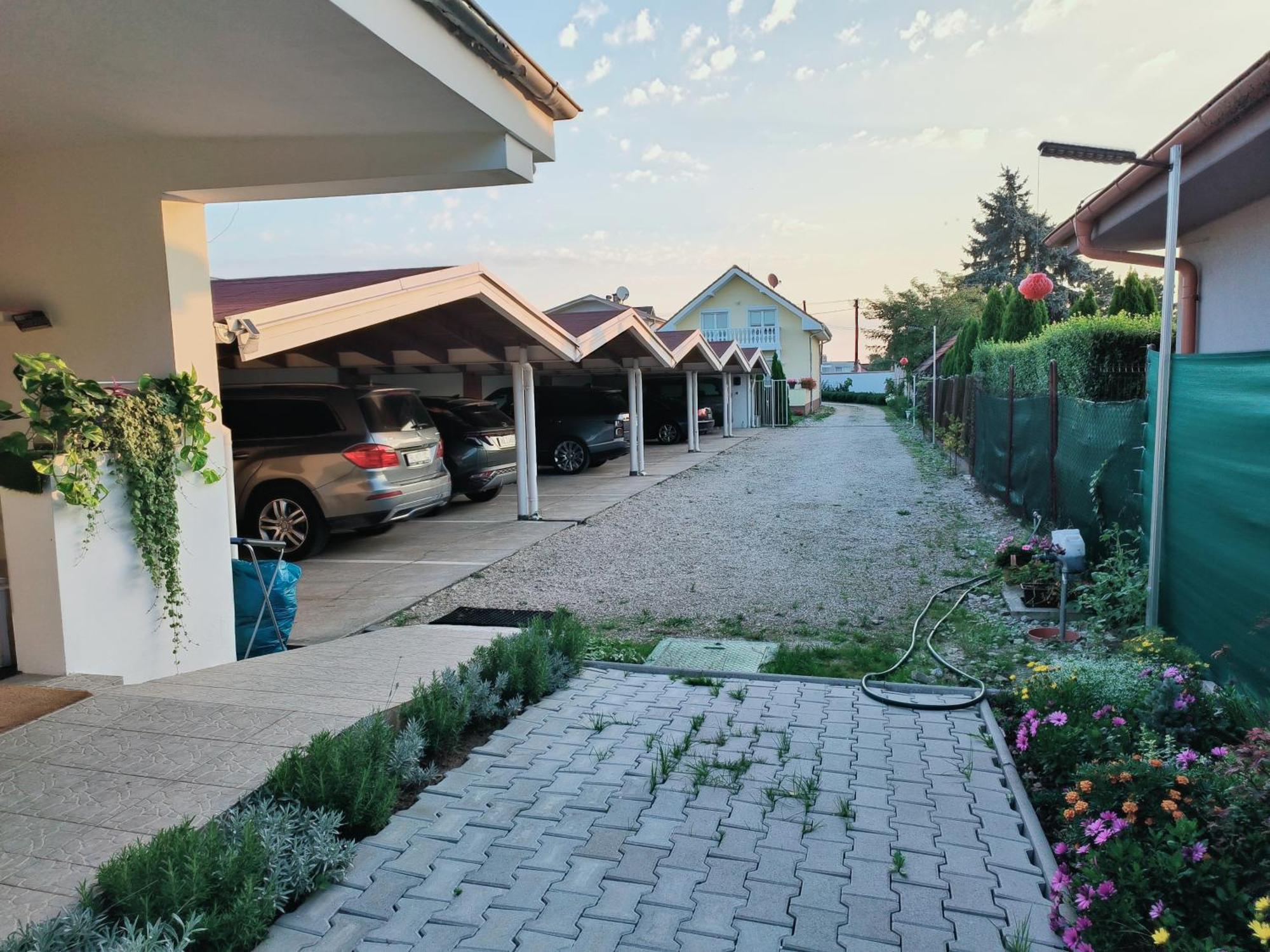 Modern & Cozy House With 3 Bed And Garden Ferienhaus Pressburg